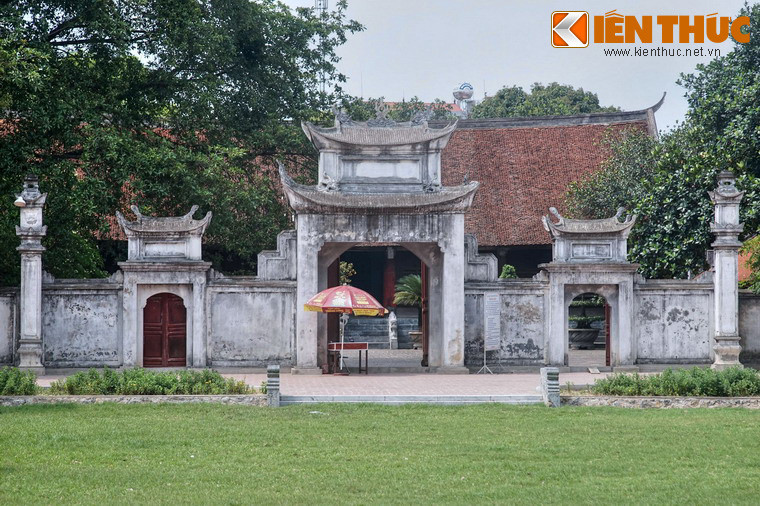 Một công trình quan trọng khác trong thành nội là đình Cổ Loa, tương truyền được dựng ở nơi vua thượng triều tại kinh đô Cổ Loa nên còn có tên gọi là đình Ngự Triều Di Quy. Đình có lịch sử lâu đời, được xây dựng lại vào năm 1907.