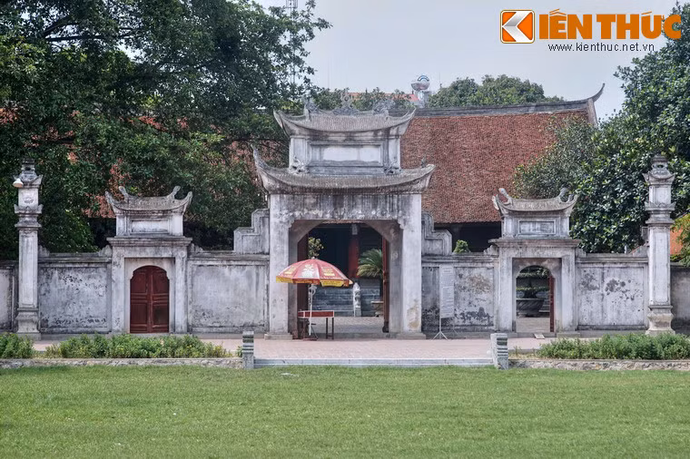 Một công trình quan trọng khác trong thành nội là đình Cổ Loa, tương truyền được dựng ở nơi vua thượng triều tại kinh đô Cổ Loa nên còn có tên gọi là đình Ngự Triều Di Quy. Đình có lịch sử lâu đời, được xây dựng lại vào năm 1907.