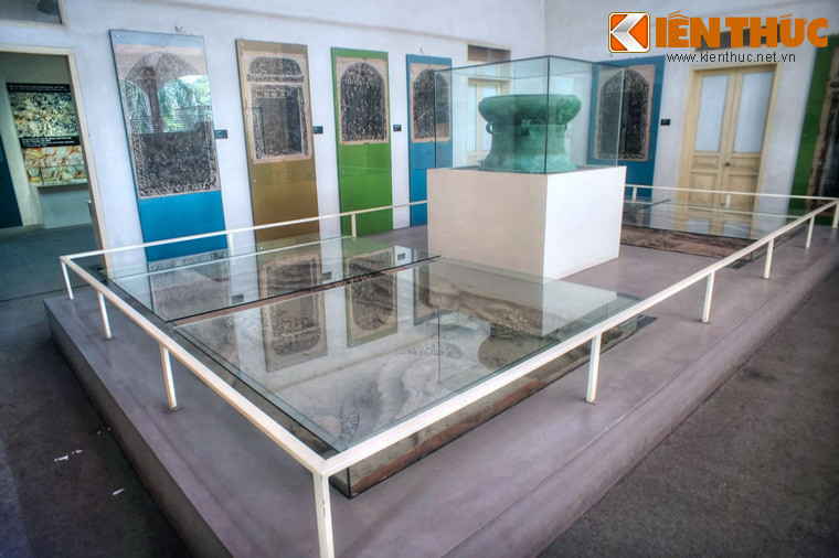 Bên cạnh các di tích lịch sử, một địa điểm không thể bỏ qua ở thành Cổ Loa là Nhà trưng bày cổ vật Cổ Loa. Công trình này nằm đối diện với đền Cao Lỗ.