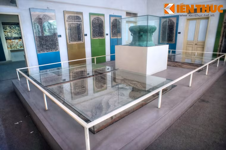 Bên cạnh các di tích lịch sử, một địa điểm không thể bỏ qua ở thành Cổ Loa là Nhà trưng bày cổ vật Cổ Loa. Công trình này nằm đối diện với đền Cao Lỗ.