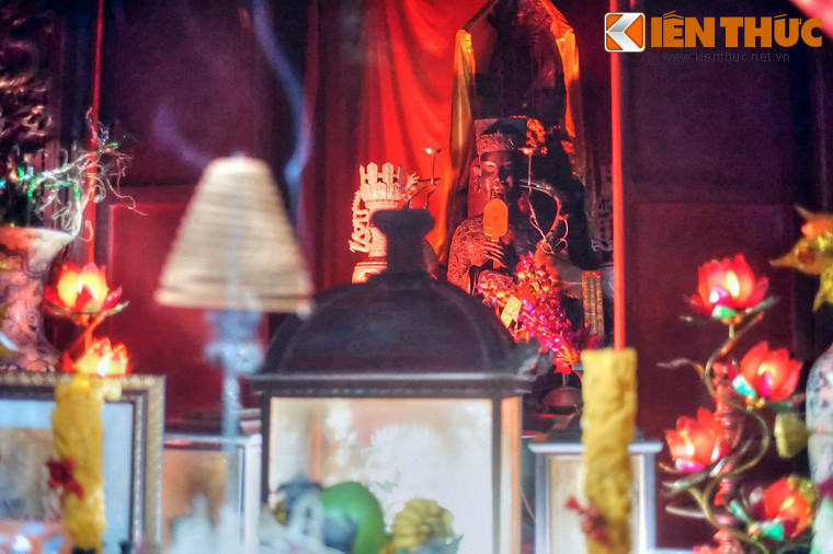 Trong cùng của thượng điện đền Cổ Loa là hậu cung, nơi có một khám lớn bằng gỗ đặt ban thờ vua An Dương Vương. Trên ban thờ đặt tượng vua An Dương Vương bằng đồng được đúc năm 1897, nặng 255kg.