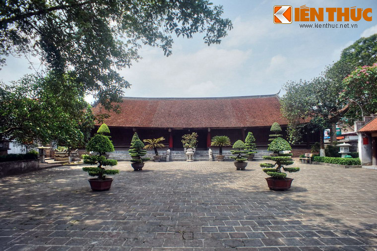 Đình có bố cục mặt bằng nền hình chữ “Đinh”, gồm đại đình và hậu cung, nằm trong một khuôn viên rộng rãi. Đại đình gồm gian, hai chái, kết cấu khung gỗ, mái lợp ngói mũi hài, với bốn góc đao cong vút.