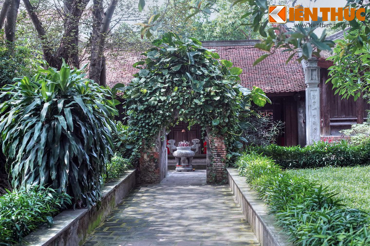 Bên trái đình Cổ Loa là am Mỵ Châu, nơi thờ nàng Mỵ Châu, vị công chúa bị vua An Dương Vương chém đầu vì tội phản bội trong truyền thuyết xa xưa. Am có mặt bằng kiến trúc được bố cục theo dạng “tiền Nhất, hậu Đinh”, gồm các tòa tiền tế, trung đường và hậu cung.