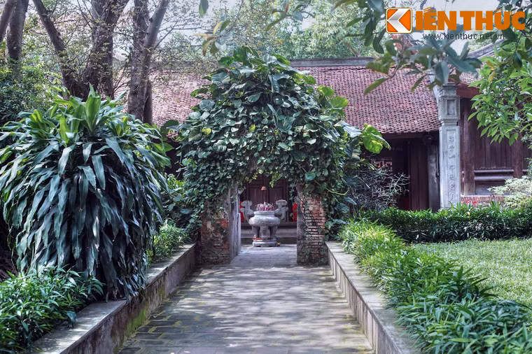 Bên trái đình Cổ Loa là am Mỵ Châu, nơi thờ nàng Mỵ Châu, vị công chúa bị vua An Dương Vương chém đầu vì tội phản bội trong truyền thuyết xa xưa. Am có mặt bằng kiến trúc được bố cục theo dạng “tiền Nhất, hậu Đinh”, gồm các tòa tiền tế, trung đường và hậu cung.