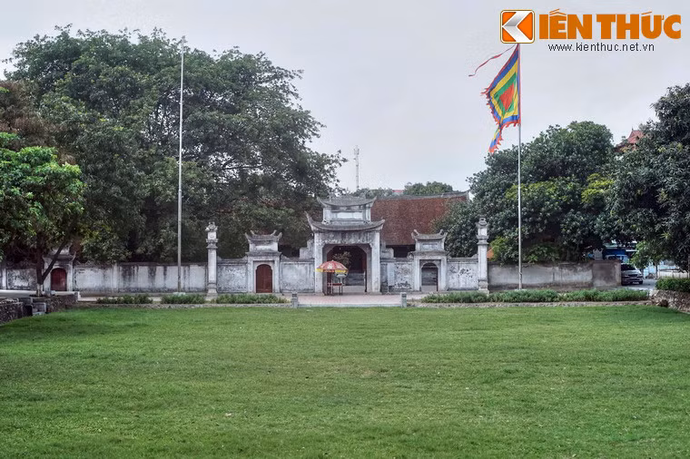 Ngoài các địa điểm trên, thành Cổ Loa còn nhiều khu đền, miếu, khung cảnh thiên nhiên, sinh hoạt điển hình của một ngôi làng ở miền quê Bắc Bộ... mời gọi khách phương xa đến khám phá.