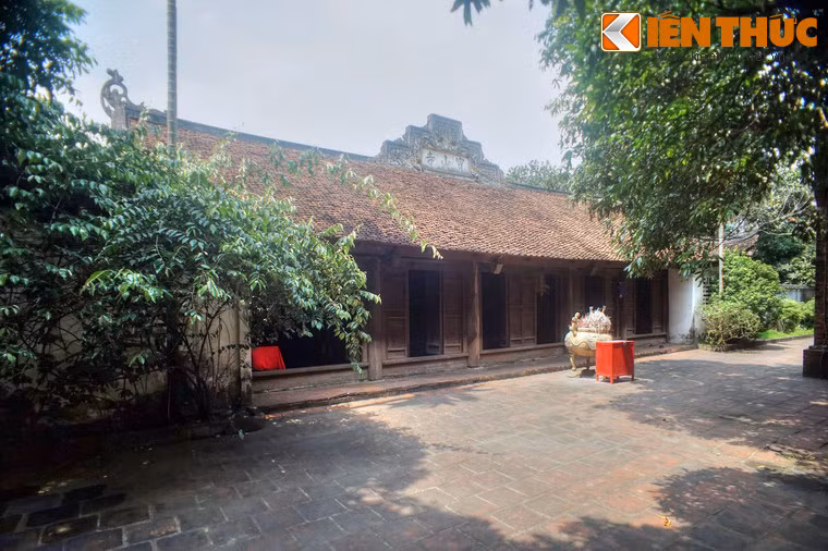 Sau đình Cổ Loa có chùa Bảo Sơn, còn gọi là chùa Cổ Loa, một ngôi chùa có lịch sử nhiều thế kỷ. Các công trình chính của chùa gồm chính điện, hậu cung, hành lang và nhà Mẫu.