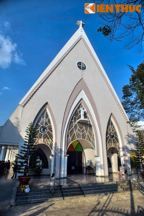 Giữa khối tam giác đó là ba vòm cửa cao có chóp, dáng vẻ thanh thoát, gợi liên tưởng đến những ngọn lửa nến trong đêm lặng gió.