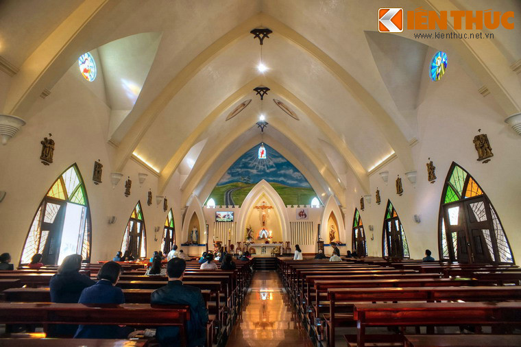 Không gian bên trong thánh đường vừa tôn nghiêm vừa mang sắc thái tươi vui với những ô cửa kính màu rực rỡ khi được ánh sáng mặt trời rọi chiếu.