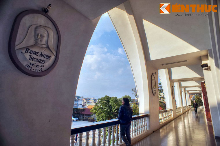 Hành lang bên hông nhà thờ với những vòm cửa cao, tầm nhìn thoáng đãng.