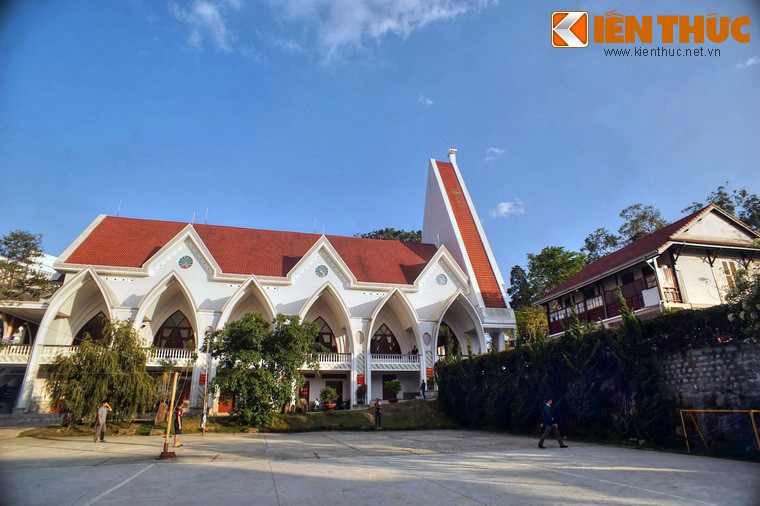 Toàn cảnh nhà thờ Thánh Tâm nhìn từ mặt hông.