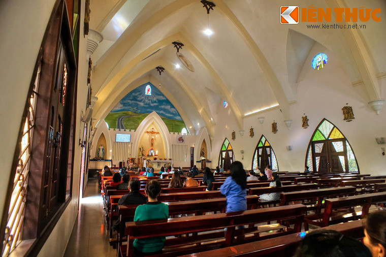 Nếu có dịp đến với Đà Lạt vào những ngày cuối tháng 12 này, du khách không nên bỏ lỡ cơ hội ghé thăm nhà thờ Thánh Tâm để cảm nhận vẻ đẹp kiến trúc cùng bầu không khí Giáng sinh rộn ràng ở nơi đây.