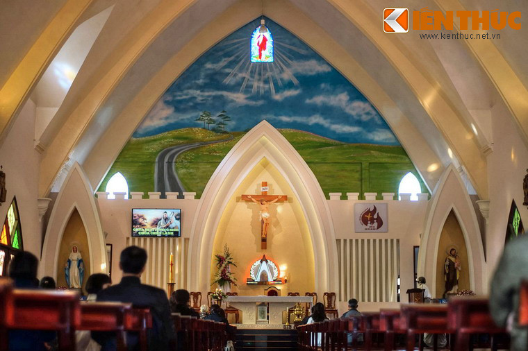 Không gian ở cung thánh.