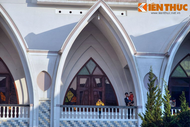 Không khó để nhận ra các khối kiến trúc dạng vòm nhọn hiện diện ở mọi nơi, và đây chính là nét đặc trưng của nhà thờ Thánh Tâm.