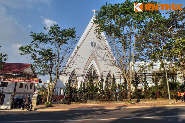 Sự lôi cuốn của nhà thờ này đến từ kiến trúc mang phong cách châu Âu hiện đại với nhiều nét đặc sắc.