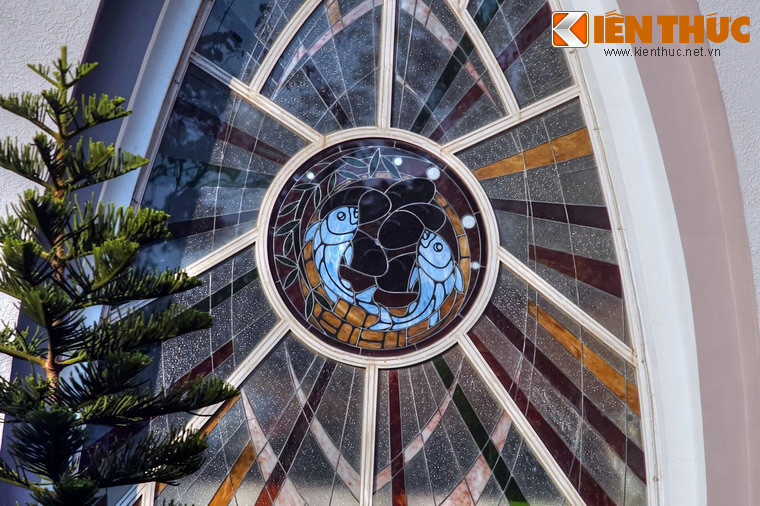 Hình tượng trang trí bằng kính màu trên một vòm cổng ở mặt tiền.