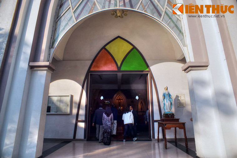 Cửa chính của thánh đường.