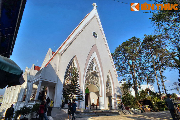 Mặt tiền của nhà thờ là một khối hình tam giác cao vút, dạng thức kiến trúc khá hiếm gặp tại các nhà thờ ở Việt Nam.