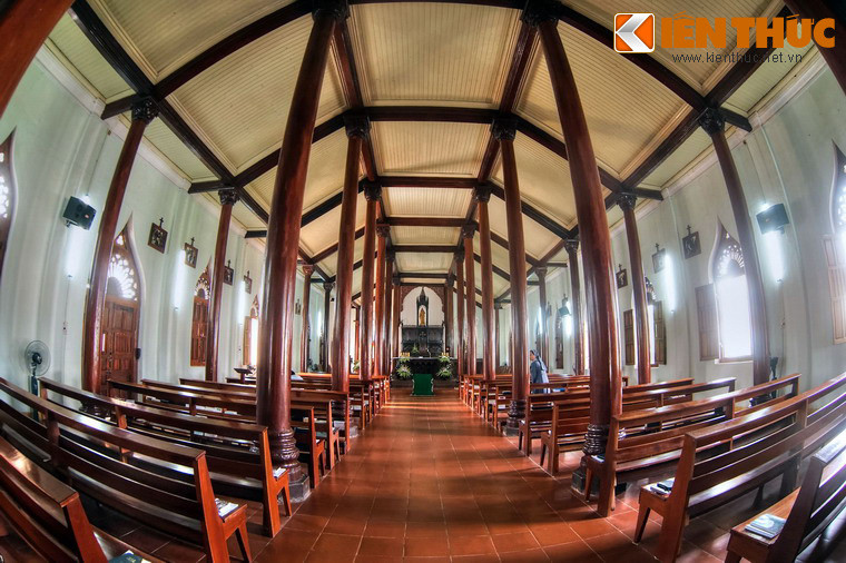 Không gian bên trong nhà nguyện được chiếu sáng bởi những vòm cửa sổ cao.