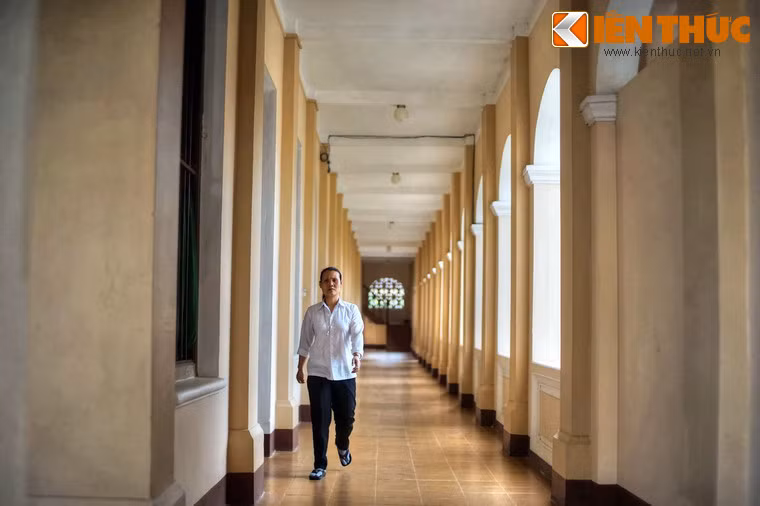 Dọc theo mỗi tầng nhà là dãy hàng lang dài hut hút.