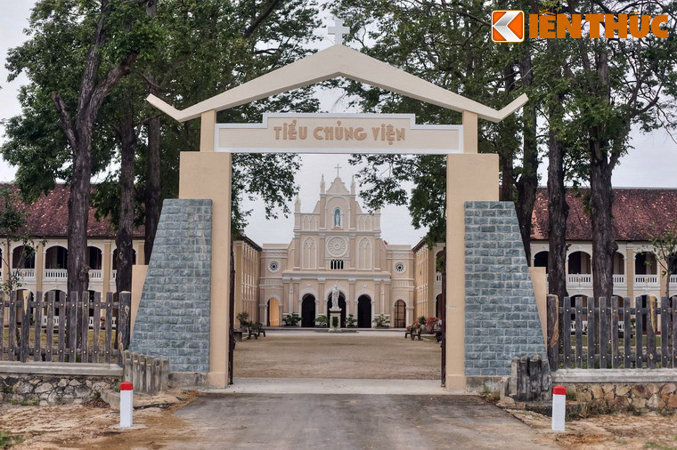 Theo các sử liệu, Tiểu Chủng viện Làng Sông được xây dựng từ năm 1864. Năm 1925, Tiểu Chủng viện được xây theo thiết kế của cha Dorgeville. Công trình được khánh thành vào ngày 21/09/1927.