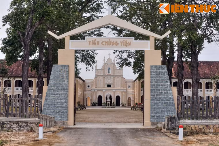 Theo các sử liệu, Tiểu Chủng viện Làng Sông được xây dựng từ năm 1864. Năm 1925, Tiểu Chủng viện được xây theo thiết kế của cha Dorgeville. Công trình được khánh thành vào ngày 21/09/1927.