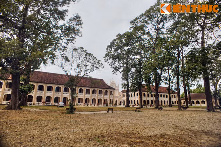 Không chỉ là một cơ sở đào tạo của Công giáo, vào đầu thế kỷ 20, Tiểu Chủng viện Làng Sông còn là nơi đặt nhà in Làng Sông, một trong ba cơ sở in sách Quốc ngữ đầu tiên ở Việt Nam. Nhà in Làng Sông hoạt động cho đến khoảng năm 1936, được dời về Qui Nhơn.