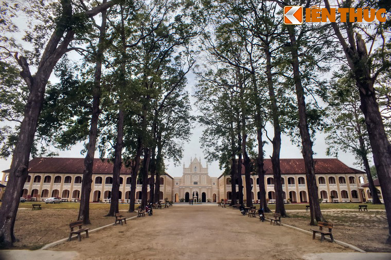 Trong cơ cấu tổ chức của giáo hội Công giáo, chủng viện (seminarium) là nơi đào tạo các chủng sinh, tu sĩ Công giáo trở thành linh mục. Tiểu chủng viện là nơi nội trú dành cho các tiểu chủng sinh chuẩn bị bước vào đại chủng viện, thường được coi như là một trường trung học nội trú.