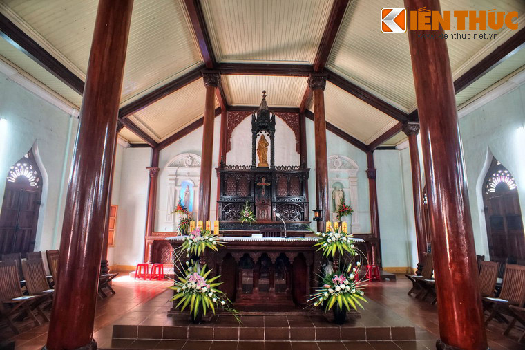 Cung thánh của nhà nguyện với tượng Chúa được bài trí ở vị trí trang trọng nhất.