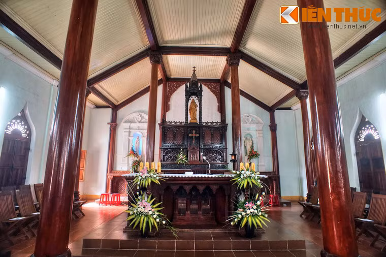 Cung thánh của nhà nguyện với tượng Chúa được bài trí ở vị trí trang trọng nhất.