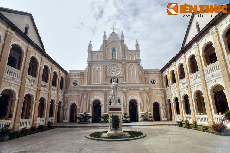 Công trình trung tâm của Tiểu Chủng viện Làng Sông là một nhà Nguyện mang những đường nét kiến trúc Gothique thanh thoát.