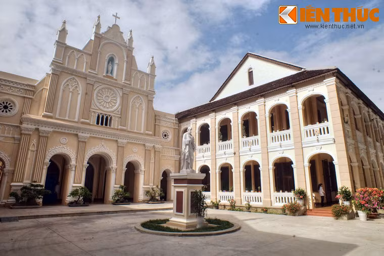 Nằm đối xứng ở hai bên nhà nguyện là các khu nhà giảng đường mang kiến trúc Pháp cổ kính.