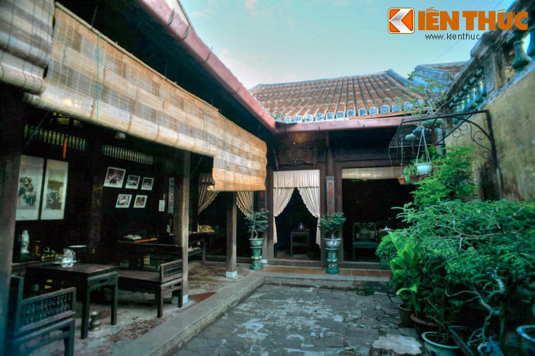 Ngôi nhà cổ này có một tầng, kết cấu ngôi nhà tương tự kiểu nhà truyền thống Hội An với kiểu hình ống kéo dài, có một khoảng sân trời ở giữa.