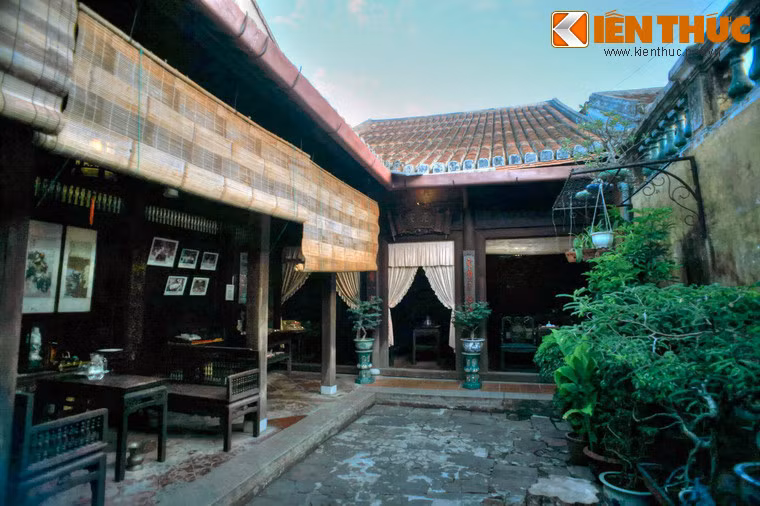 Ngôi nhà cổ này có một tầng, kết cấu ngôi nhà tương tự kiểu nhà truyền thống Hội An với kiểu hình ống kéo dài, có một khoảng sân trời ở giữa.