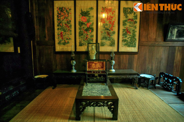 Những vật dụng đậm chất truyền thống, nhiều trong số đó có tuổi đời trên dưới một thế kỷ như đèn dầu, giá để bút, bộ bàn ghế, bộ tranh tứ bình... cũng góp phần làm tôn nét cổ kính trong kiến trúc ngôi nhà.