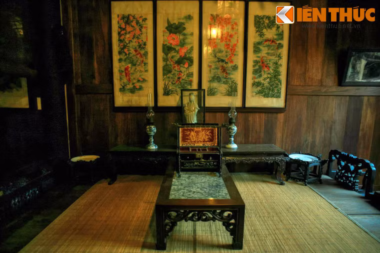 Những vật dụng đậm chất truyền thống, nhiều trong số đó có tuổi đời trên dưới một thế kỷ như đèn dầu, giá để bút, bộ bàn ghế, bộ tranh tứ bình... cũng góp phần làm tôn nét cổ kính trong kiến trúc ngôi nhà.