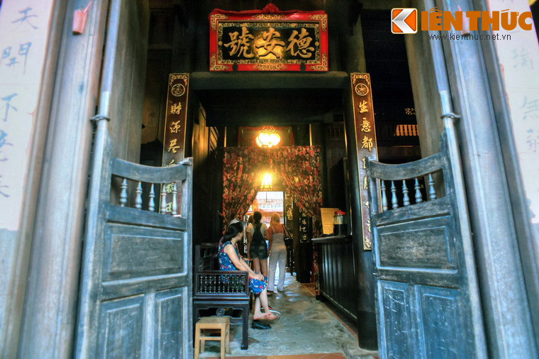 Ngôi nhà mang phong cách kiến trúc Hoa - Việt kết hợp, có diện tích tổng thể của nó khá lớn so với các ngôi nhà ở trung tâm phố cổ, với chiều dài 39 mét và chiều ngang lên tới 7 mét.