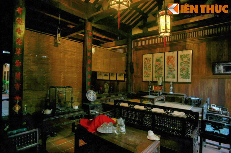 Hệ thống xà, trần nhà đều bằng gỗ, được đóng dựng chắc chắn và bền vững theo thời gian dù cho hàng trăm năm trôi qua.