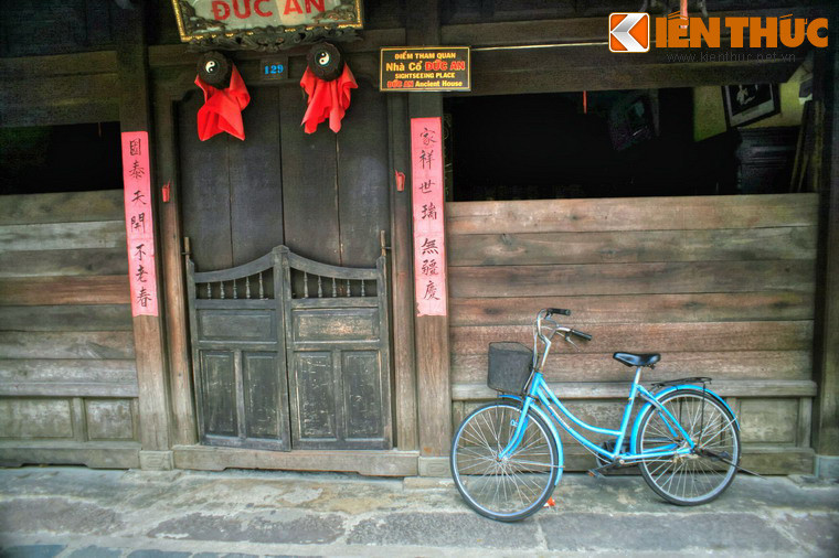 Mặt tiền nhà là hệ thống ba cửa, ở giữa là cửa ra vào và hai bên là hai cửa sổ lớn. Cửa chính sử dụng loại cánh thấp không quá đầu người lớn, hai cửa bên dùng những tấm gỗ xếp ngang, được gọi là cửa ván xáng.