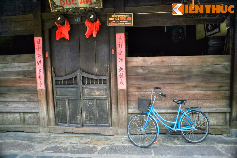 Mặt tiền nhà là hệ thống ba cửa, ở giữa là cửa ra vào và hai bên là hai cửa sổ lớn. Cửa chính sử dụng loại cánh thấp không quá đầu người lớn, hai cửa bên dùng những tấm gỗ xếp ngang, được gọi là cửa ván xáng.