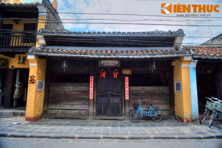 Tọa lạc ở số 129 đường Trần Phú ở phố cổ Hội An, nhà cổ Đức An có tuổi đời gần hai thế kỷ, là một trong những ngôi nhà cổ tiêu biểu ở mảnh đất di sản miền Trung.