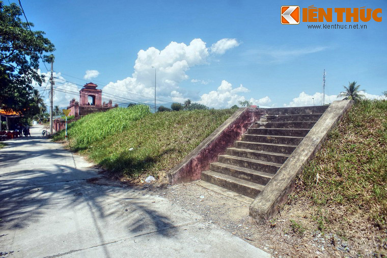 Mặt ngoài tường thành có độ dốc lớn, mặt trong thoải hơn và có bậc cấp dẫn lên ở một số đoạn. Tổng chiều dài tường thành bằng đất hiện nay dài 1.656m.