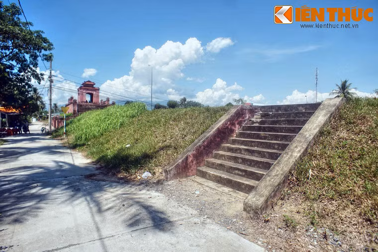 Mặt ngoài tường thành có độ dốc lớn, mặt trong thoải hơn và có bậc cấp dẫn lên ở một số đoạn. Tổng chiều dài tường thành bằng đất hiện nay dài 1.656m.