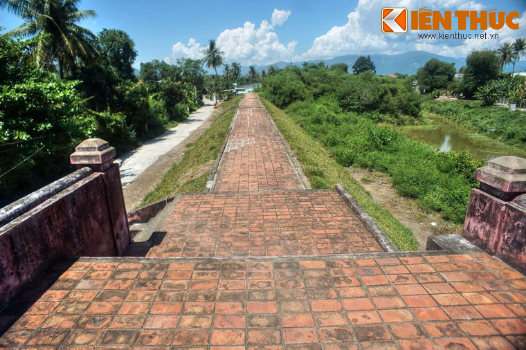 Nối liền với bốn cổng là hệ thống tường thành đắp bằng đất cao chừng 3,55 mét.