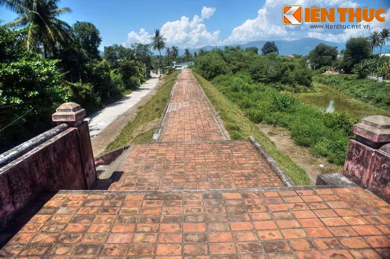 Nối liền với bốn cổng là hệ thống tường thành đắp bằng đất cao chừng 3,55 mét.