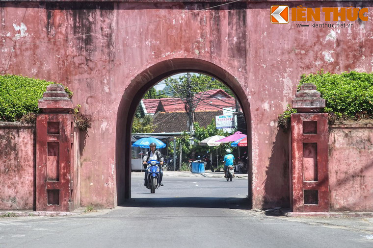 Vòm cuốn ở giữa rộng 2,88 mét, cao 2,44 mét tạo thành lối đi phía dưới.