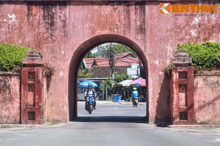 Vòm cuốn ở giữa rộng 2,88 mét, cao 2,44 mét tạo thành lối đi phía dưới.