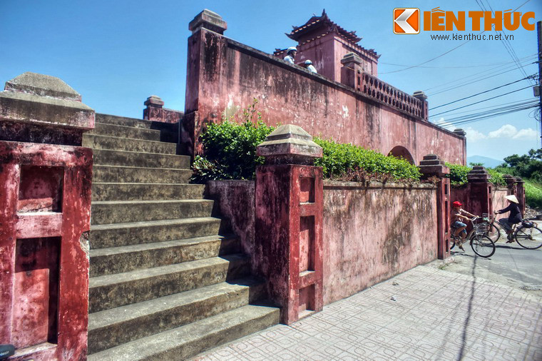Hai bên các cổng xây bậc cấp rộng 3m để đi lên phía trên cổng thành.