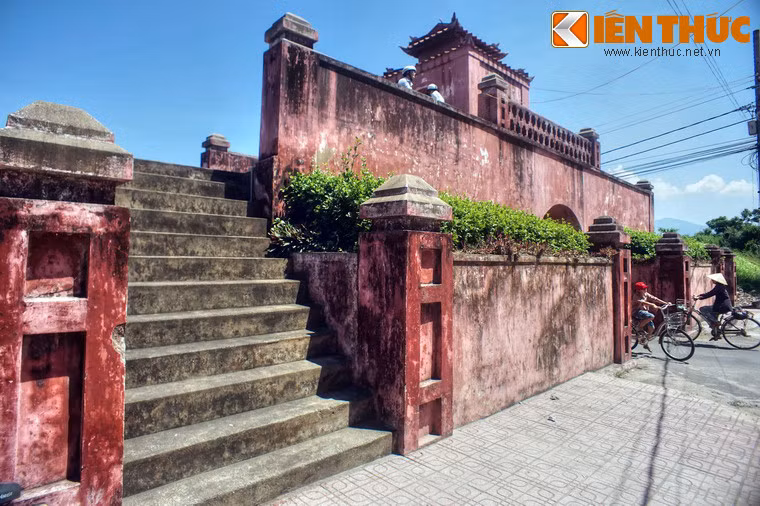 Hai bên các cổng xây bậc cấp rộng 3m để đi lên phía trên cổng thành.