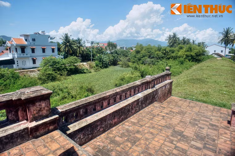 Bên ngoài thành là hào nước sâu khoảng 3 - 4m, có đoạn sâu tới 5m. Bề rộng mặt hào không đều nhau, tại các góc thành thường hẹp hơn (chừng 15m) và rộng nhất là trước các cổng thành, chừng 40m, lòng hào thường xuyên đầy nước từ sông Cái dẫn vào.