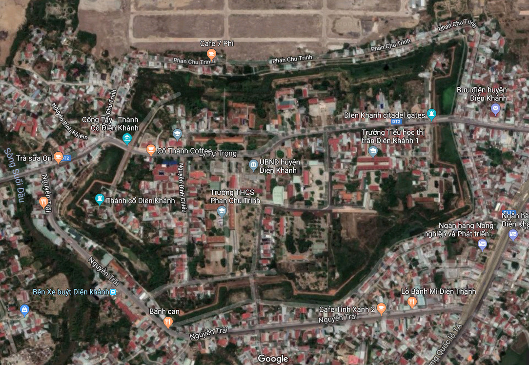 Tường thành có hình lục giác dài 2.693m, 6 cạnh không đều nhau, các góc được đắp nhô ra để tăng tầm quan sát – nét đặc trưng của kiến trúc thành Vauban. Ngày nay, các đường nét kiến trúc của thành vẫn có thể quan sát rõ ràng qua ảnh vệ tinh.